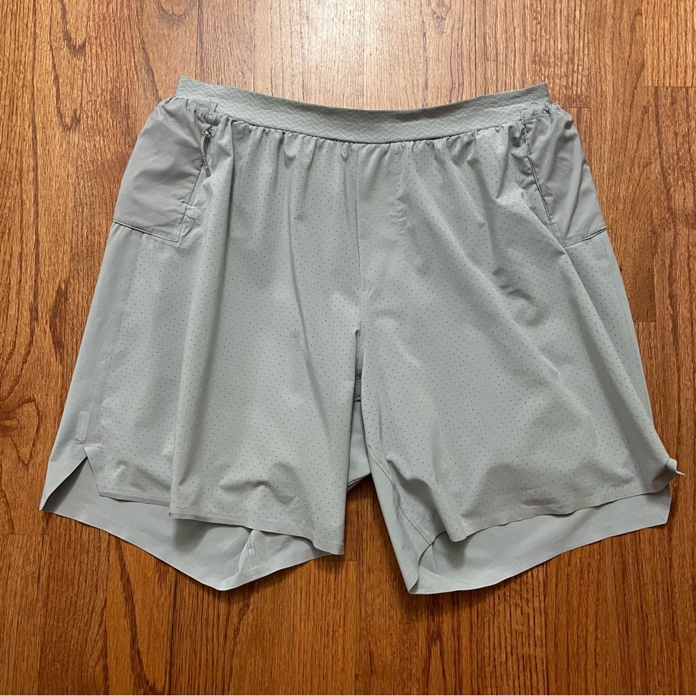 Lululemon Lightweight Trail Running Shorts 7" in Gray size L